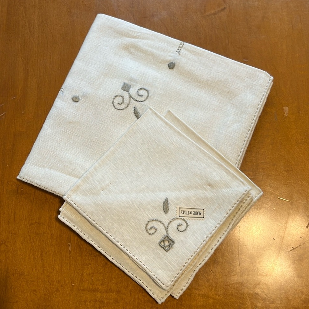 Linen tablecloth and set of 4 Napkins